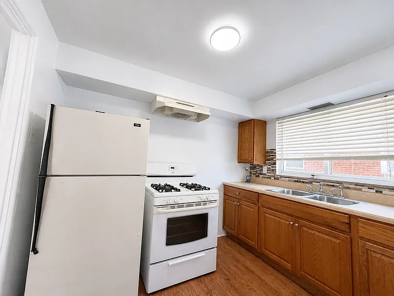 150 Sceneridge Ave #1 — Photo 8