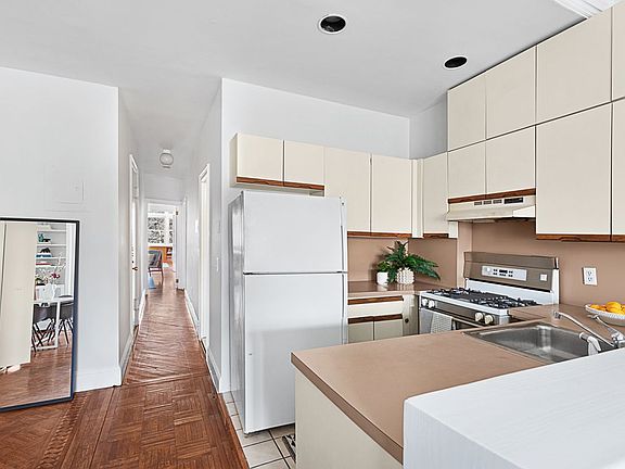 3rd image of 38 Montgomery Pl APT 3