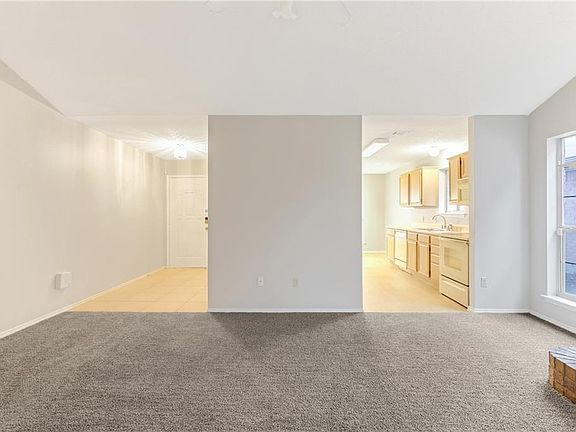 3rd image of 207 Moss Hill Dr