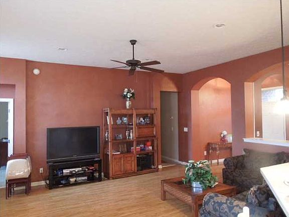 2nd image of 424 Stoneybrooke Way