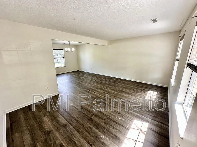4 bed, 2.5 bath, 2025 sqft, $1,995 — Photo 3