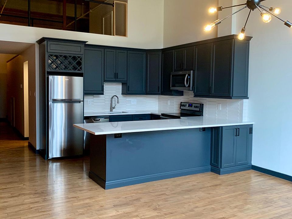 Brand new, completely renovated luxury chef''s kitchen