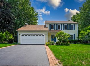 9 Bradbury Ct, Fox River Grove, IL 60021