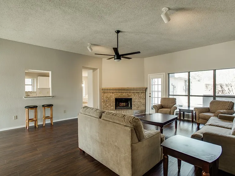 1305 Chicota Dr — Photo 7