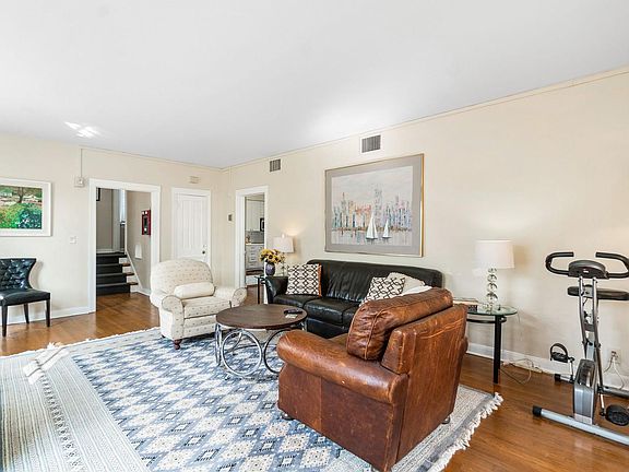 3rd image of 904 N Olive Ave