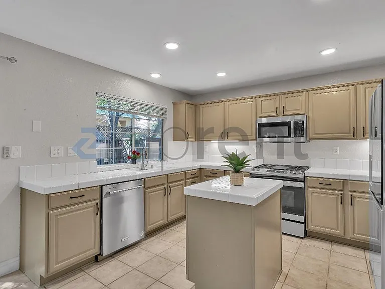 1240 Litchfield Ave — Photo 6