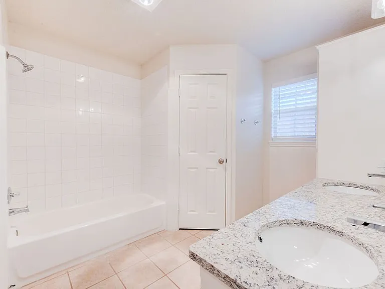 221 Grover Ave — Photo 18