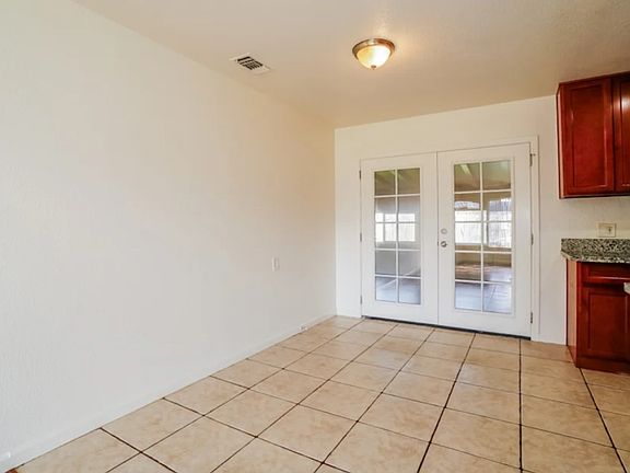 4th image of 2114 Oxford St
