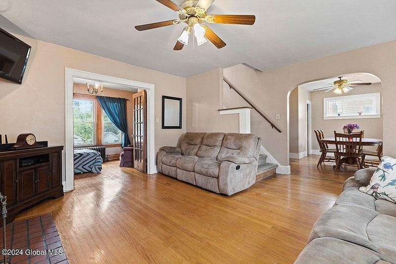 5th image of 221 Alexander Avenue