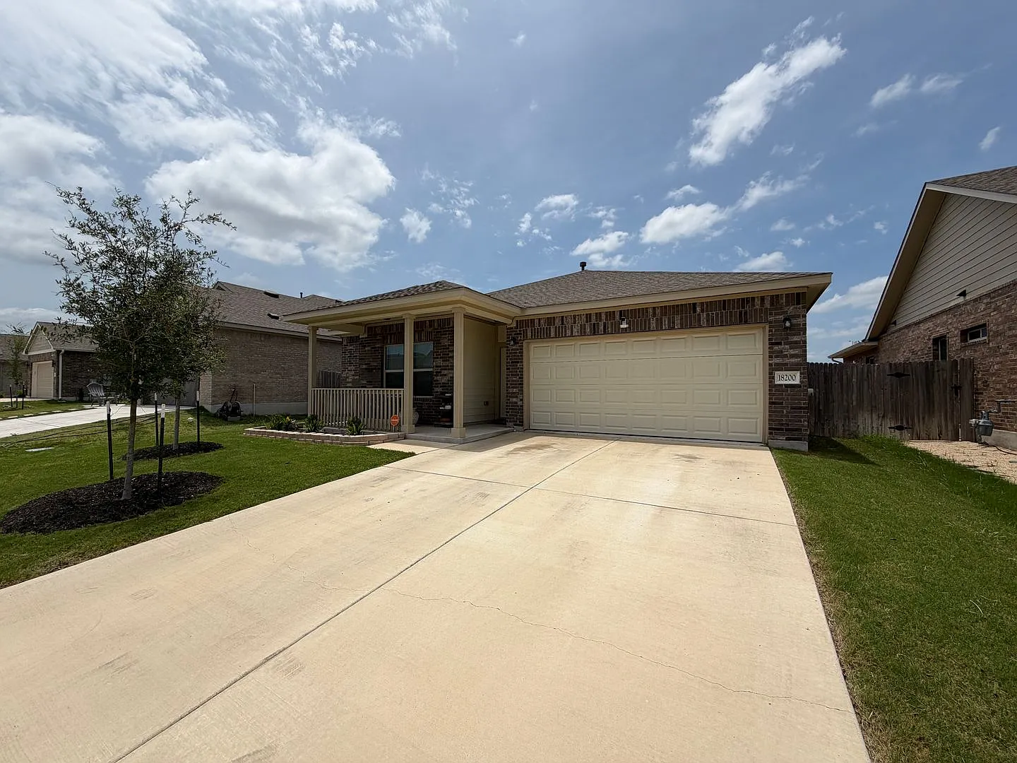 Spacious 3BR/2BA Rental Home with Large Fenced Yard in Manor! — Photo 2