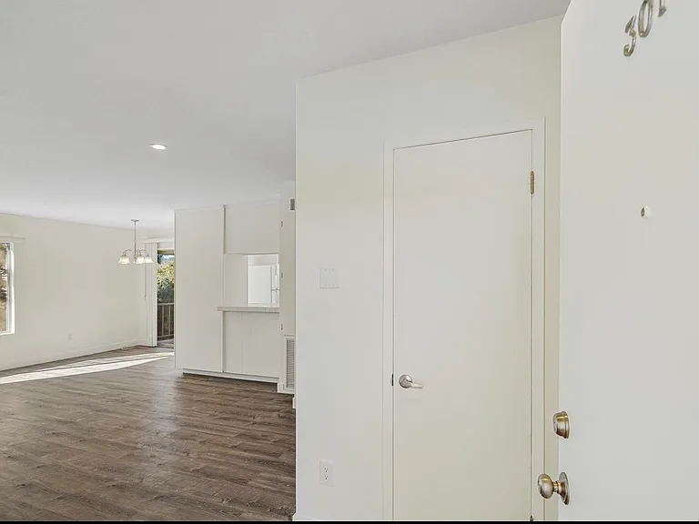 124 N Clark Dr #301 — Photo 10
