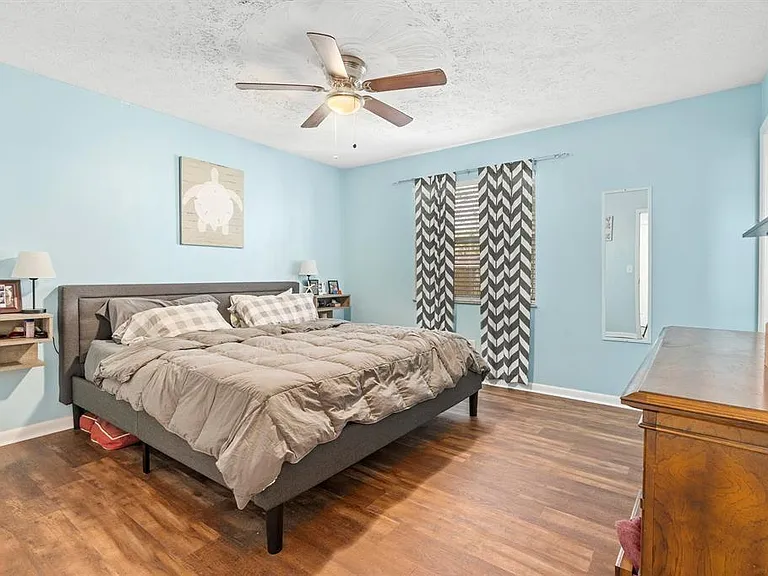 581 NW Cornell Ave — Photo 3