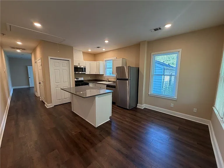 689 Berne St SE #B — Photo 9