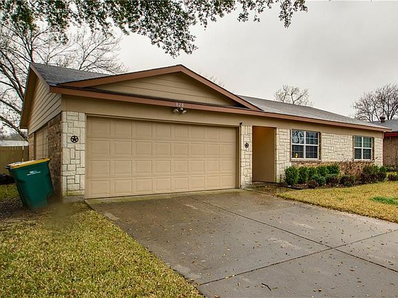 2nd image of 828 Foxwood Pl