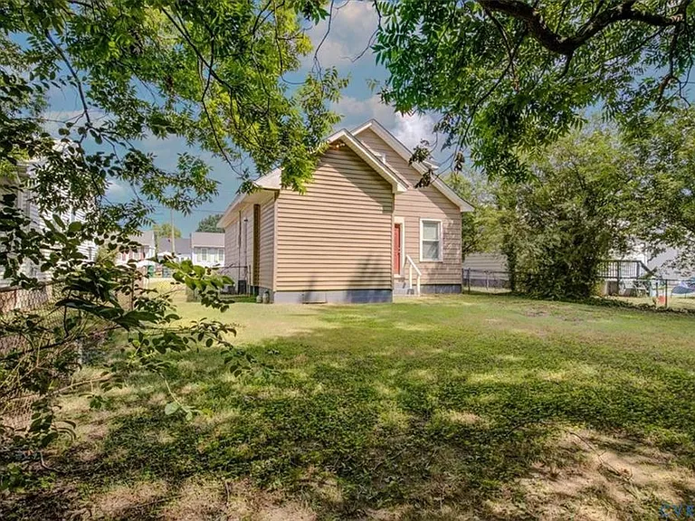 5 N Oak Ave — Photo 3