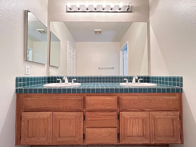 8132 E Hillsdale Dr — Photo 30