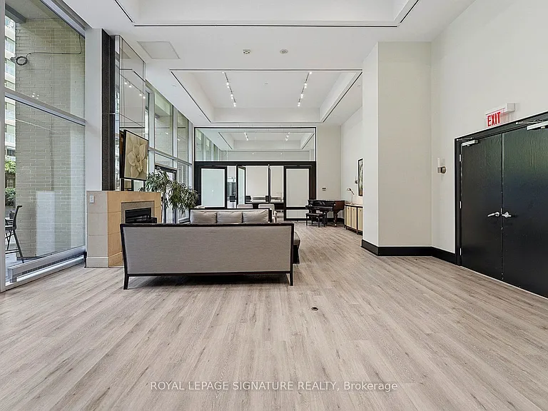 438 King St W #1417 — Photo 32