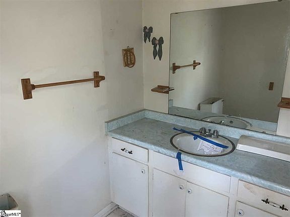 5th image of 302 Chuckwood Dr