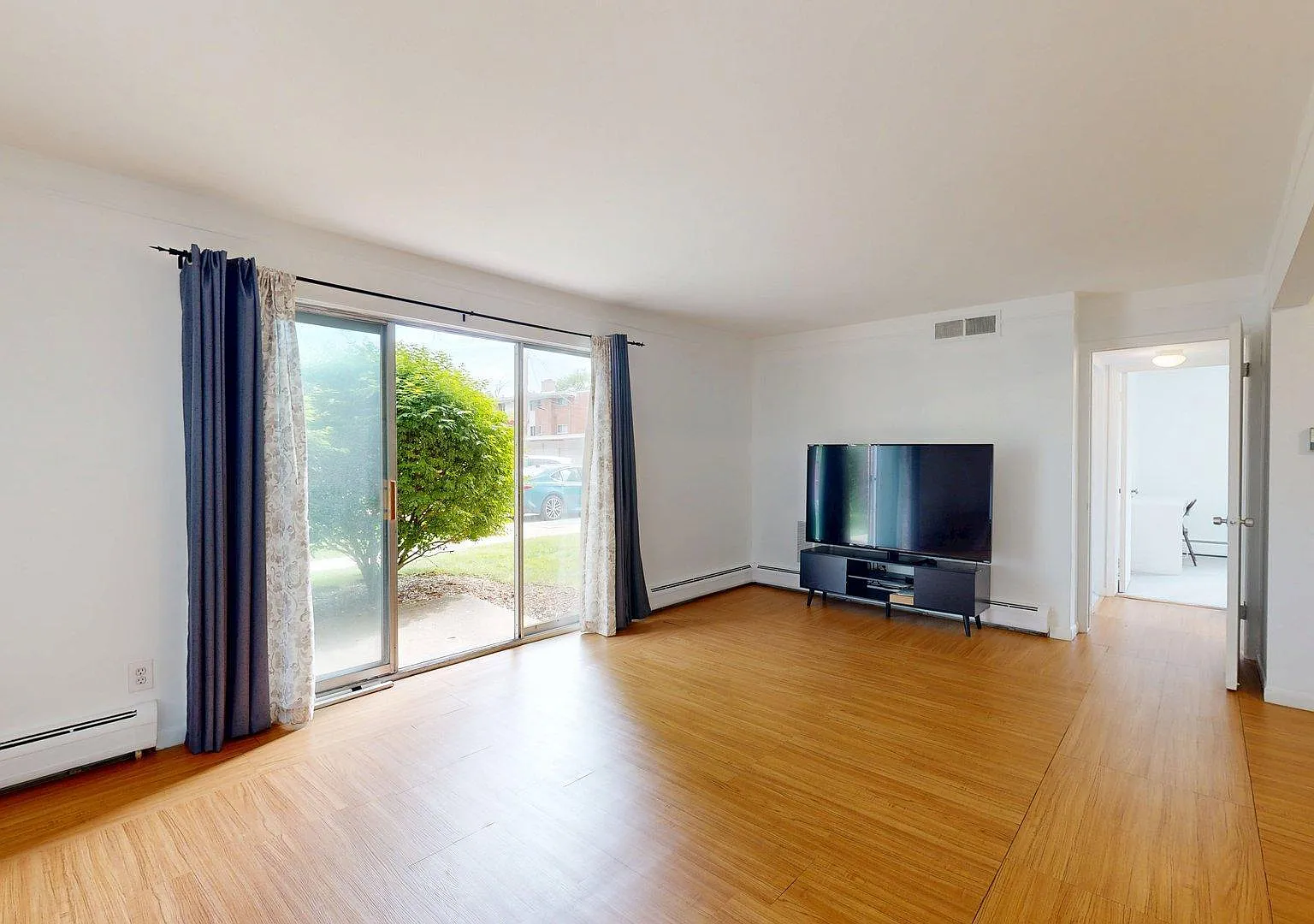 2 bed, 1.0 bath, 871 sqft, $1,800 — Photo 2