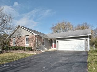 16 Sunrise Ln, Algonquin, IL 60102