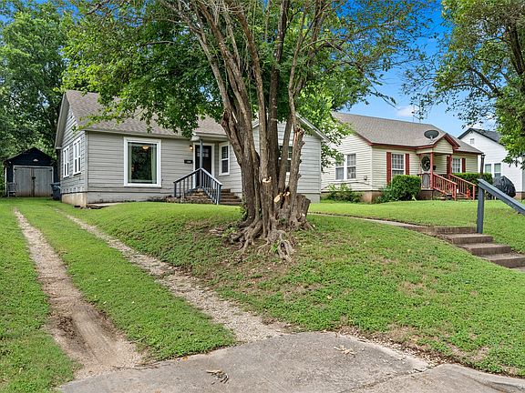 3rd image of 2610 Maple Ave