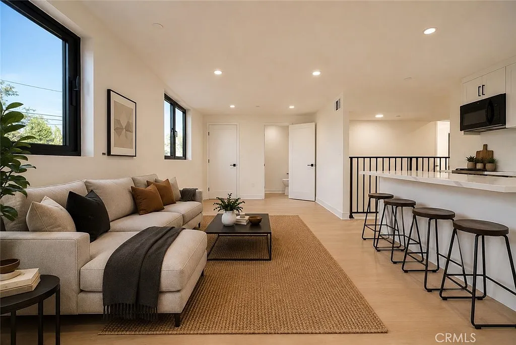 4 bed, 4.5 bath, 1805 sqft, $5,225 — Photo 3