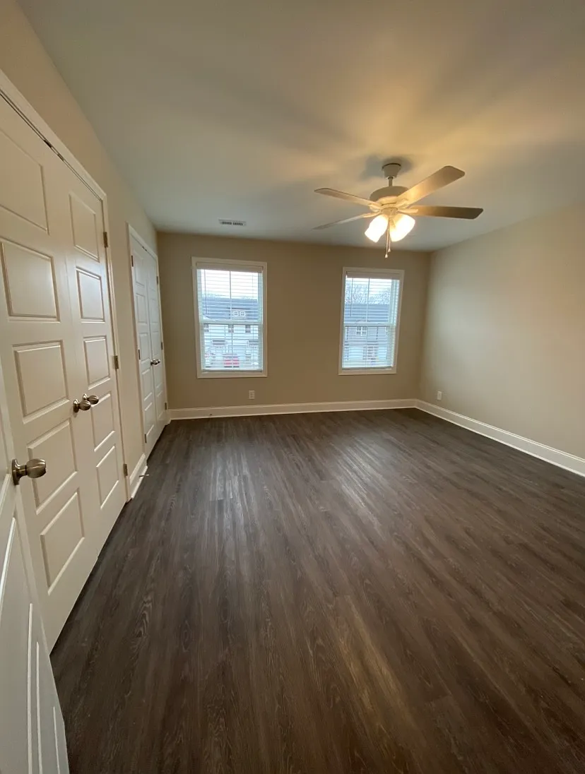 1032 Glenkirk Drive - C — Photo 3
