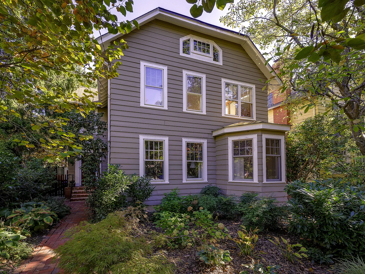 3 bed, 2.5 bath, 2607 sqft, $5,000 — Photo 2