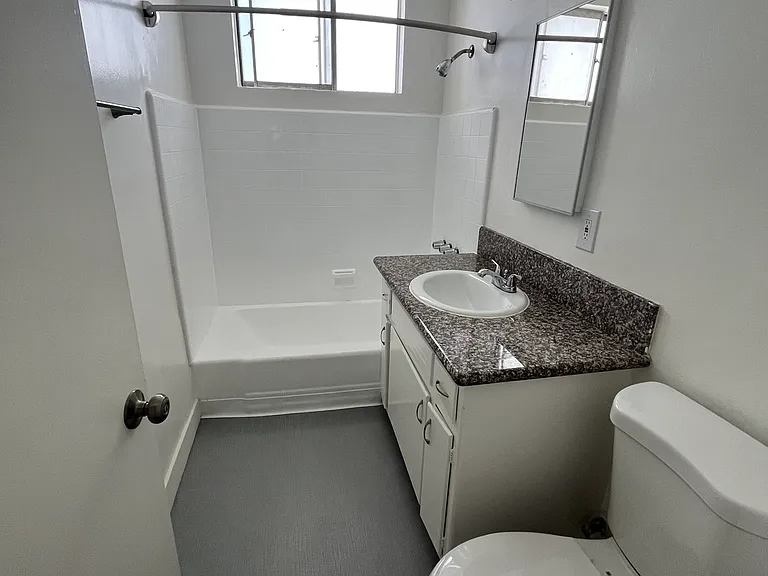 4355 Mammoth Ave #8 — Photo 18