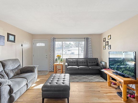 3rd image of 4103 Manor Dr