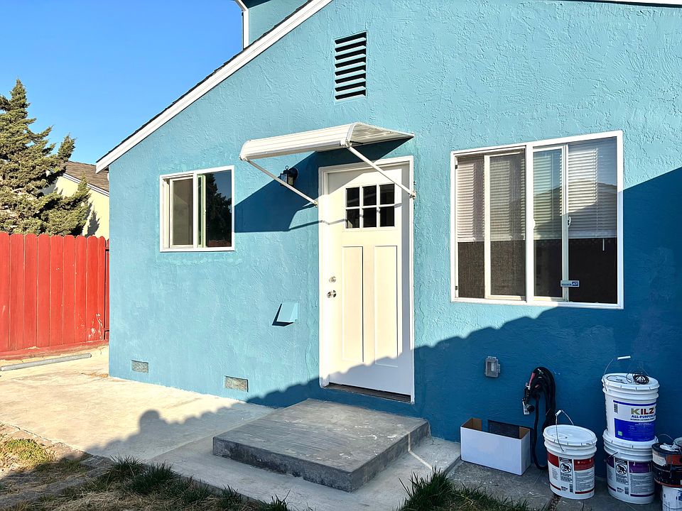 Attractive front entrance to the unit.