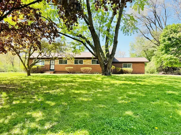 28625 Ranchwood Dr, Southfield, MI 48076