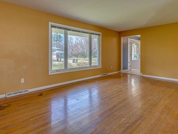 3rd image of 5107 Hickory Dr