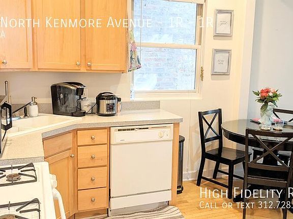 3rd image of 3221 N Kenmore Ave APT 1R