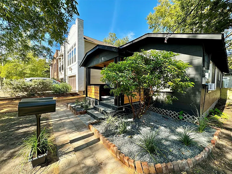 1018 Dunbar St — Photo 3