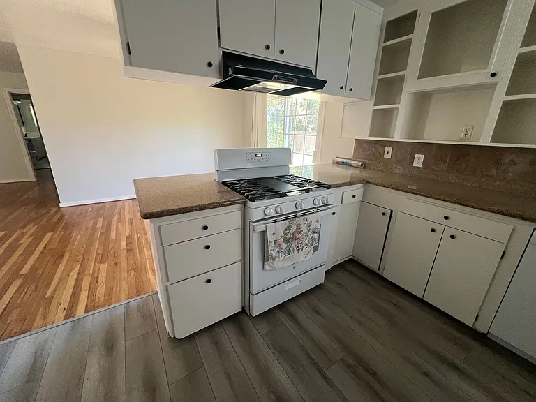 925 Jones St — Photo 12