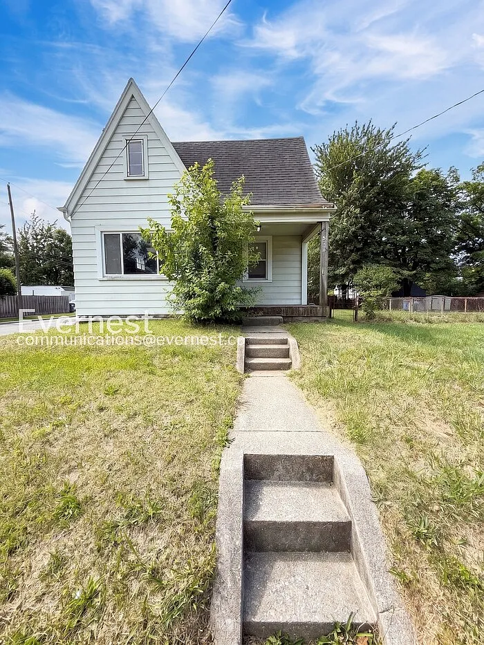 3 bed, 1.0 bath, 1100 sqft, $1,325 — Photo 2