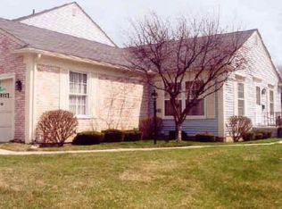 1252 Kings Cove Dr E, Rochester, MI 48306