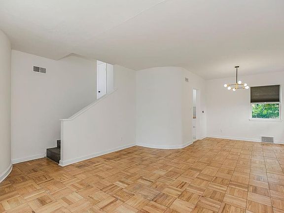4th image of 315 NE Northcrest Dr
