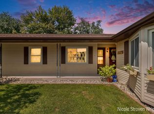 7445 Pinegrove Ct #90, Jenison, MI 49428