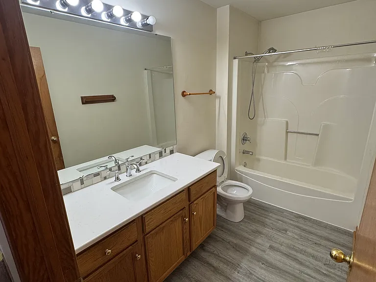917 E Glen Park Ave #2W — Photo 6