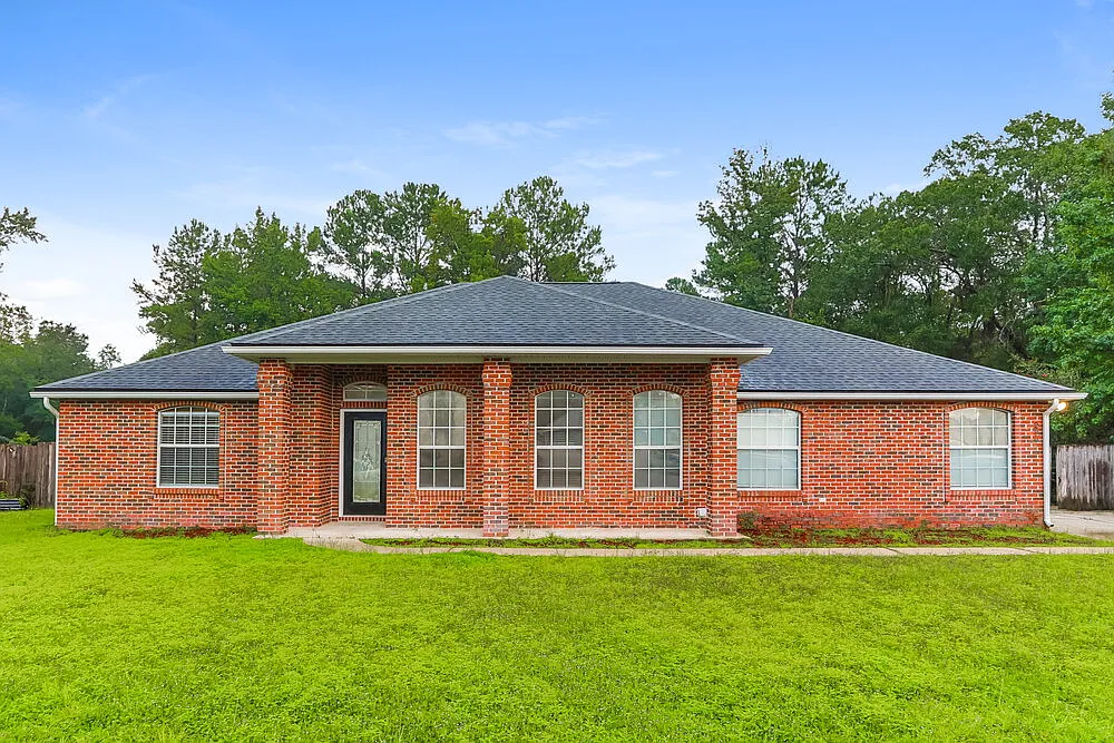 4 bed, 2.0 bath, 2500 sqft, $2,525 — Photo 1