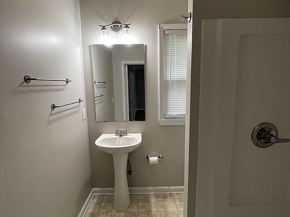 5th image of 105 Rosewood Dr