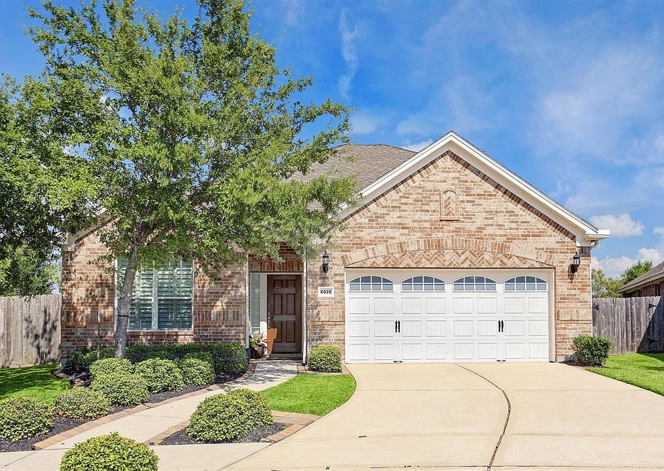 Welcome to 6026 Pomme Bay Pass in Sienna Plantation presented by Sara Nguyen with Better Homes & Gardens Real Estate Gary Greene.