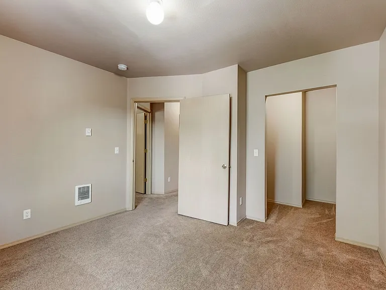 Gateway Village Apartments — Photo 31