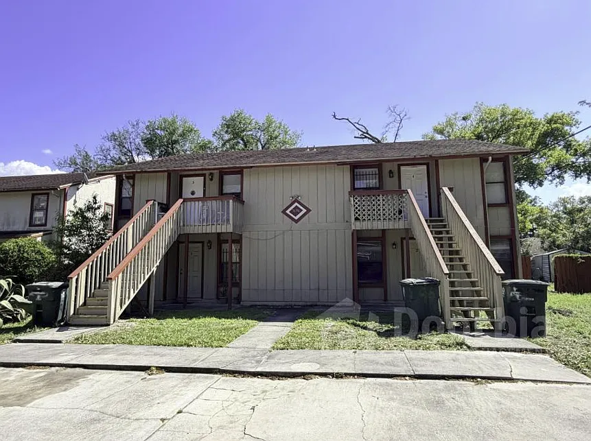 2 Bedroom, 1 bathroom Down Stairs Unit — Photo 2