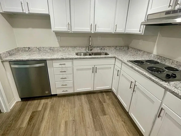 Two Bedroom Condo in Downtown Charleston — Photo 5