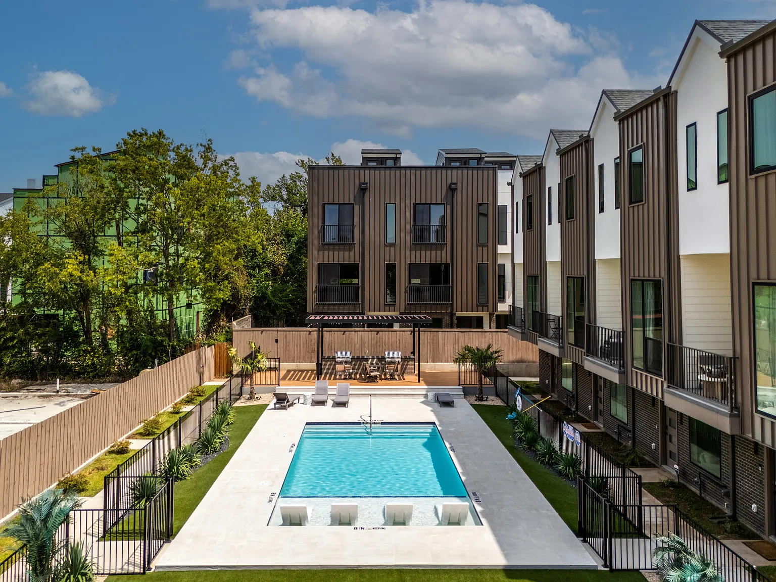 2 bed, 2.5 bath, 1600 sqft, $3,400 — Photo 3