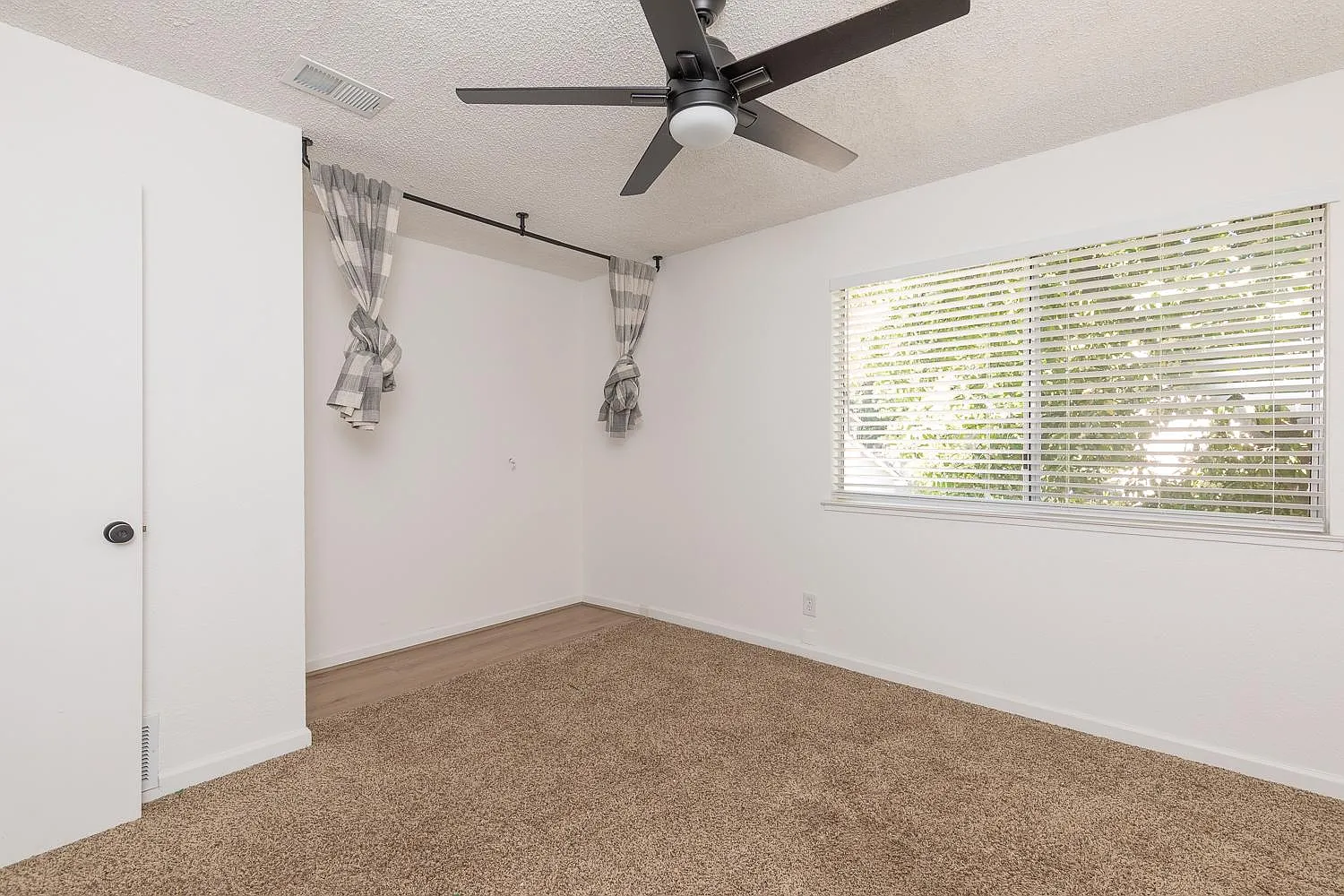 4727 N Cedar Ave — Photo 4
