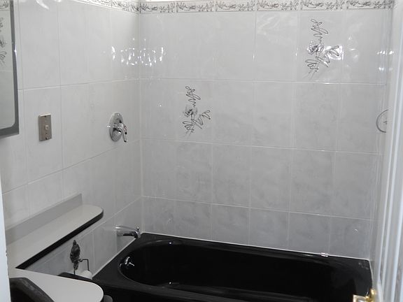 1ST FLOOR FULL BATH